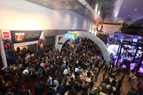 올해 초 미국 라스베이거스에서 열린 CES 2019 행사에서 관람객들이 8K TV 등 전시제품을 둘러보고 있다. <CTA 제공>